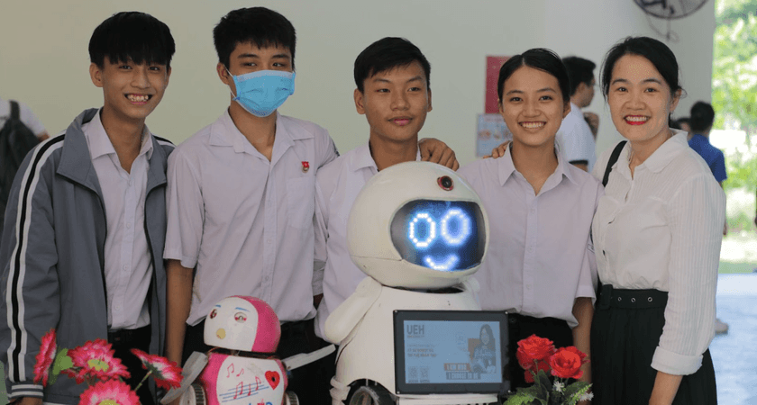 Hội thi RoboCon UEH 2023  và Bế mạc lớp tập huấn “Giảng dạy STEM” cho giáo viên và học sinh phổ thông tỉnh Khánh Hòa