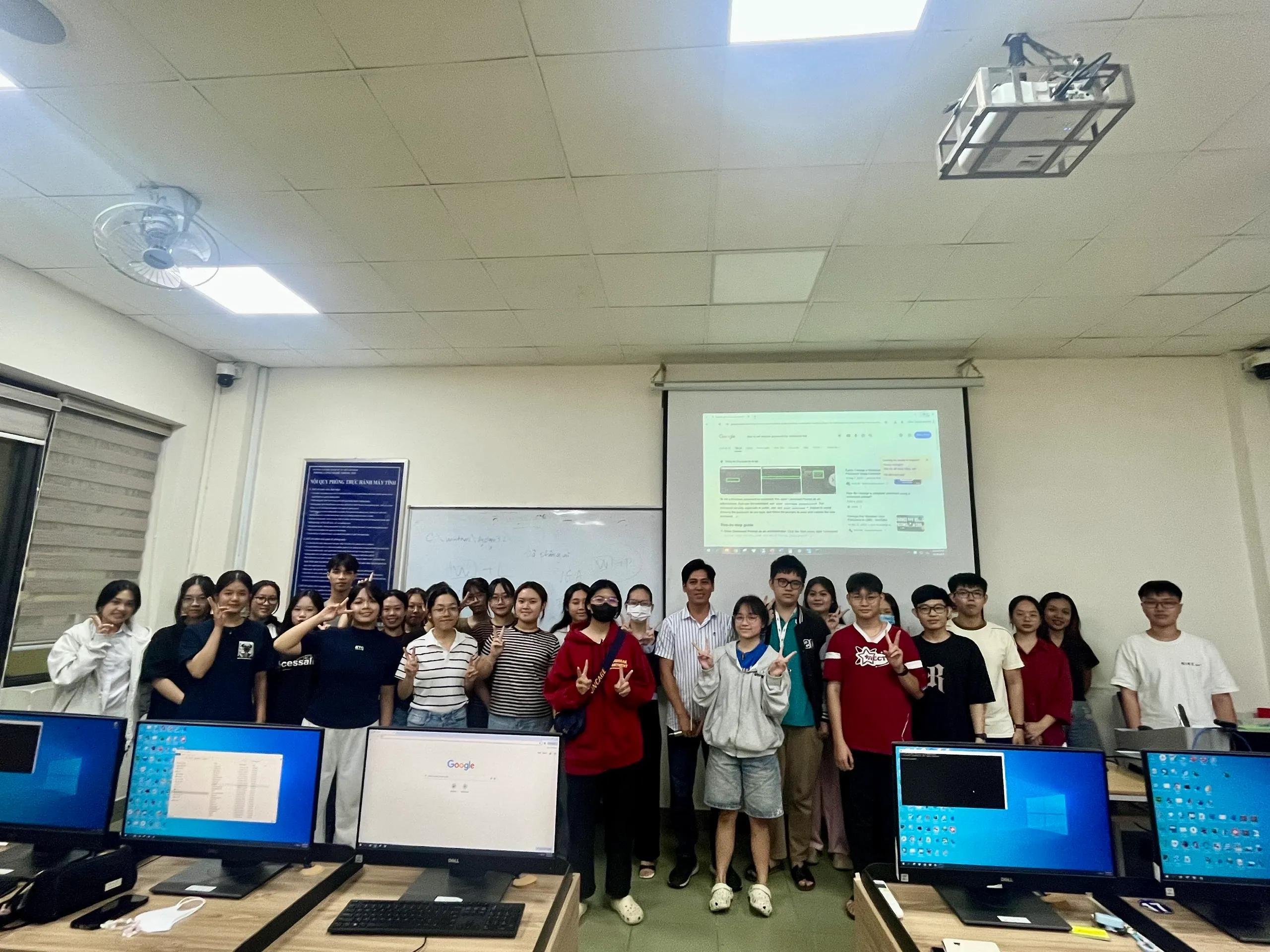 Cùng ATD khơi mở tư duy học tập chủ động cho sinh viên UEH trong thời đại số