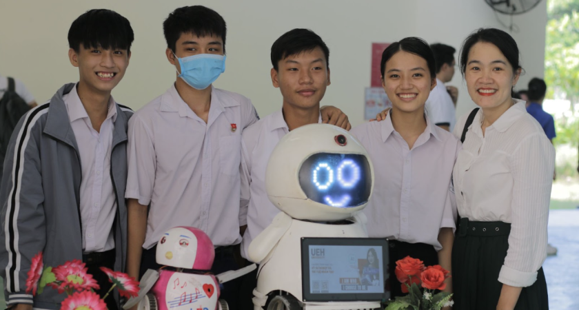 Hội thi RoboCon UEH 2023  và Bế mạc lớp tập huấn “Giảng dạy STEM” cho giáo viên và học sinh phổ thông tỉnh Khánh Hòa